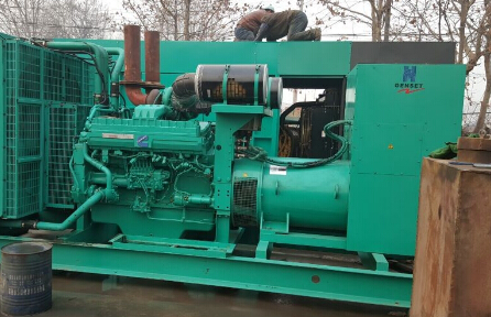 井陉发电机组如何判断水冷式机油散热器内部是否需要清洗？